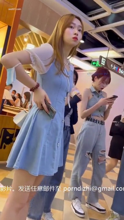 跟随抄底两个美眉 这裙也太容易被偷拍了 你们男盆友不知有木有看过这性感小屁屁