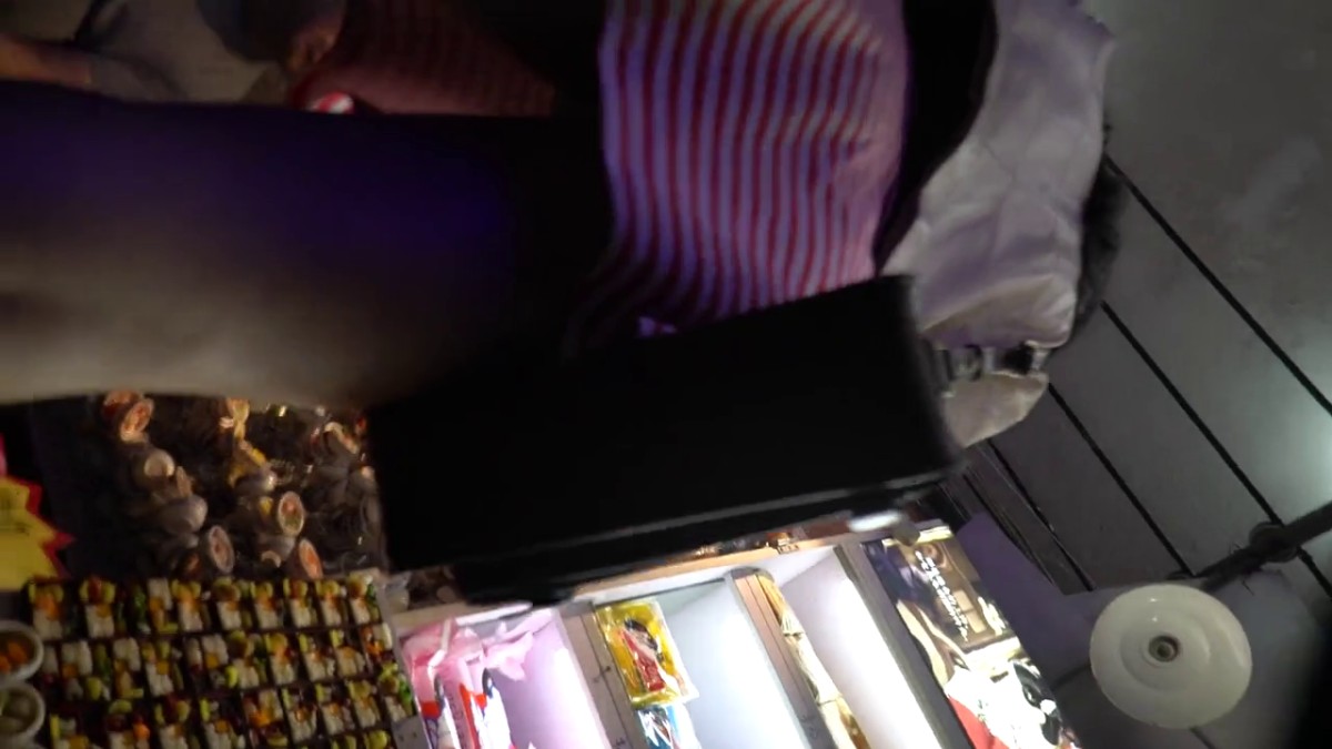 闹市区极限贴身抄底多位漂亮小姐姐~各种性感小内内亮点多~清纯长腿美女极度反差真空出门毛茸茸露逼10