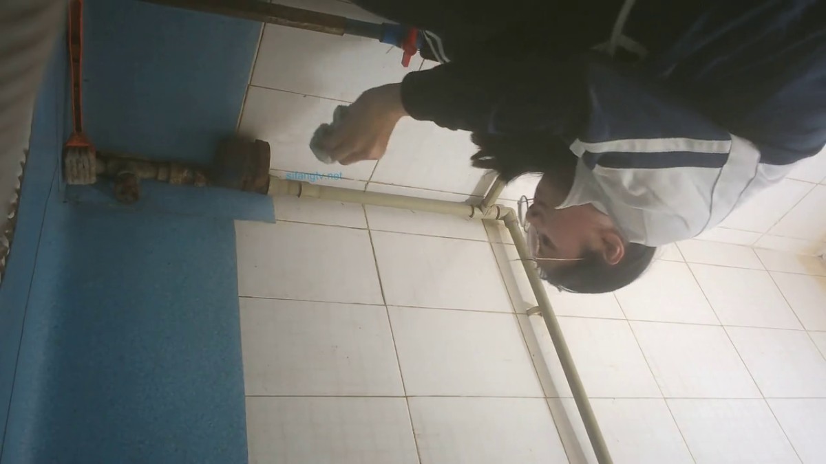 大胆坑神潜入商场女厕独占坑位隔板缝中现场实拍多位小姐姐方便 角度刁钻逼脸同框 (13)