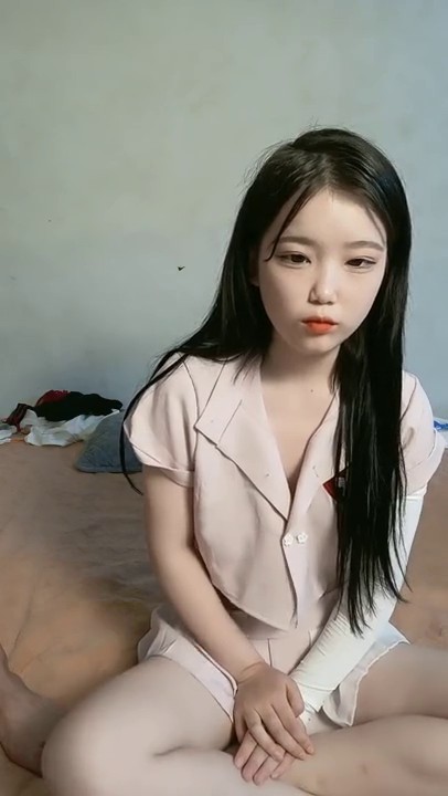 呆萌新人小妹妹！精瘦小男友在家操逼！扶着屁股一顿操，紧致粉嫩小穴，操完手指扣穴出水