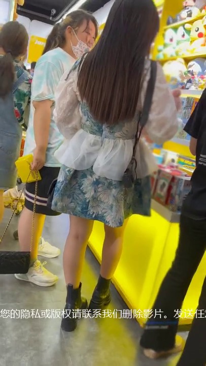 大神商场尾随偷拍美女裙底风光 碎花长裙靓女专心玩手机白色内裤CD被发现