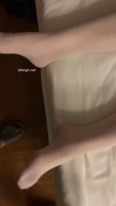 灌醉公司新进美腿丝袜女神 带入房间任意玩弄她的大肥鲍