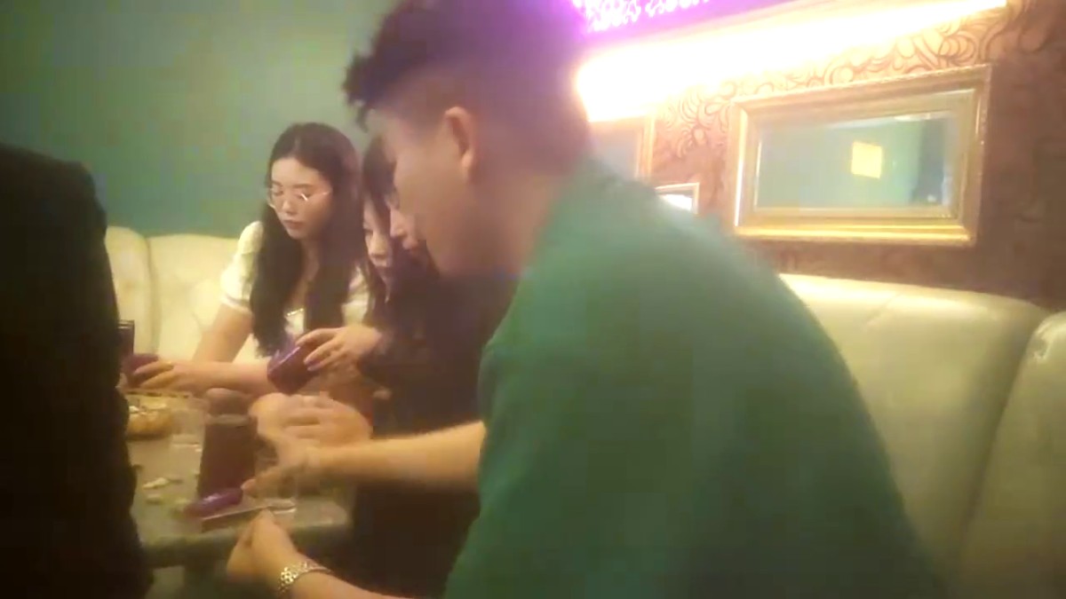 2023.5.13，【换妻极品探花】，人妻可遇不可求，KTV唱歌，酒店开房，玩惩罚游戏，夫妻6P交换混操1