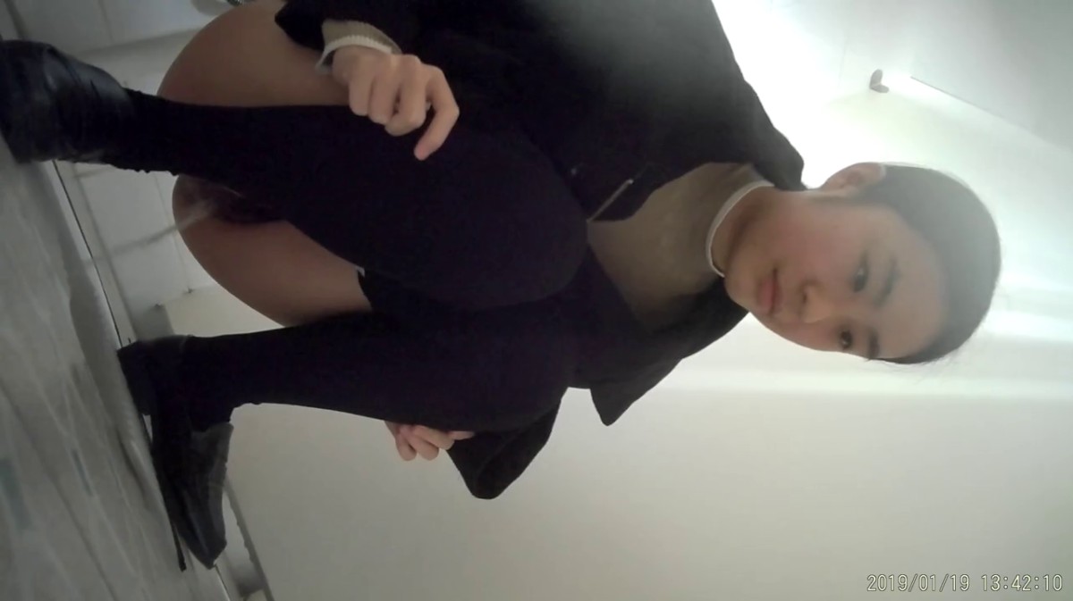 大胆坑神潜入某公司女厕独占坑位隔板缝中现场实拍多位韵味美少妇方便_ (5)