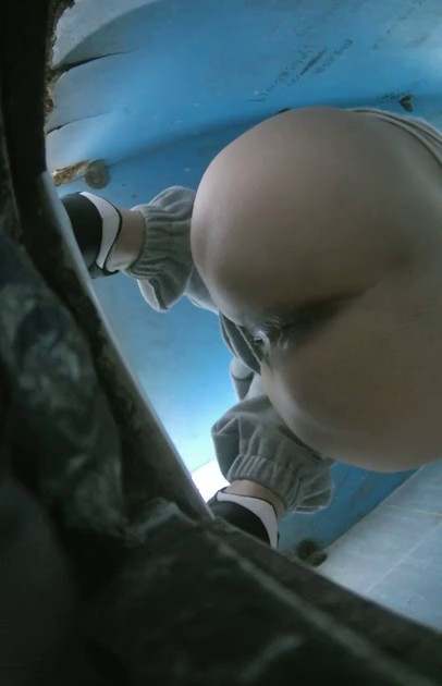 无水正版价值千元某工厂职工女厕所全景正点位置偸拍各种美女小姐姐大小便看脸看双洞超多大屁股_ (7)