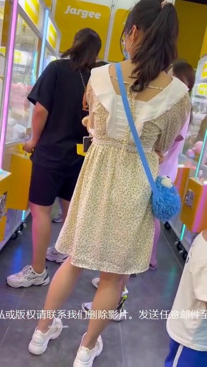 抄底眼镜大姐 看着儿子玩抓娃娃机很开心很专心