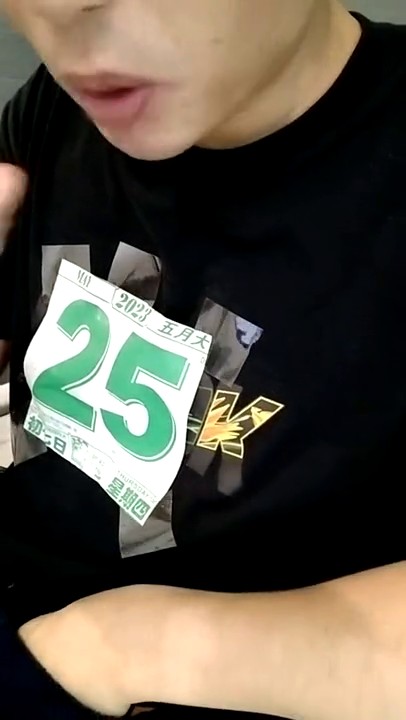 母子乱伦~小哥直播看他妈内裤，水杯里下药，掏出奶子猛吸，开档黑丝肥穴，在厨房一顿操