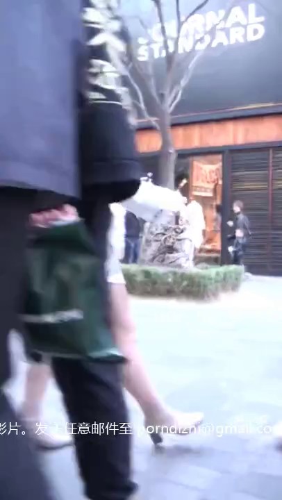 抄底高颜值御姐美少妇 这穿着骚内丁的大白屁屁真性感