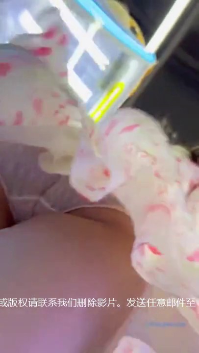 超市跟随抄底漂亮美眉 蕾丝粉红内内包的大屁屁真紧