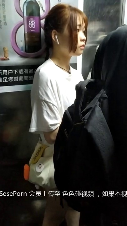 大胆坑神潜入某公司女厕独占坑位隔板缝中现场实拍多位漂亮小姐姐方便 角度刁钻逼脸同框无水原版_ (3)