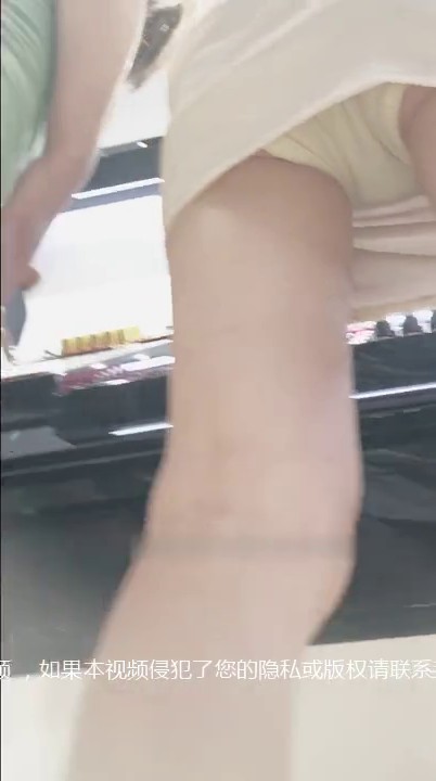 大神尾随偷拍 两个极品抖音网红裙底风光一个宽松白内一个性感黑内