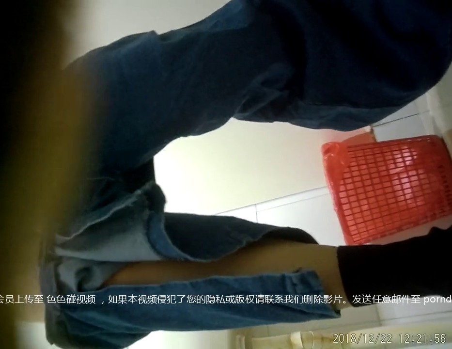 太平洋商贸大厦16楼的小骚娘们 叉开双腿暴露隐私部位让我拍4