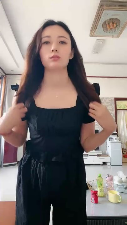 已婚骚人妻家里没人陪狼友发骚，农村大院屋里骚完院里骚，听狼友指挥互动撩骚揉奶玩逼看特写