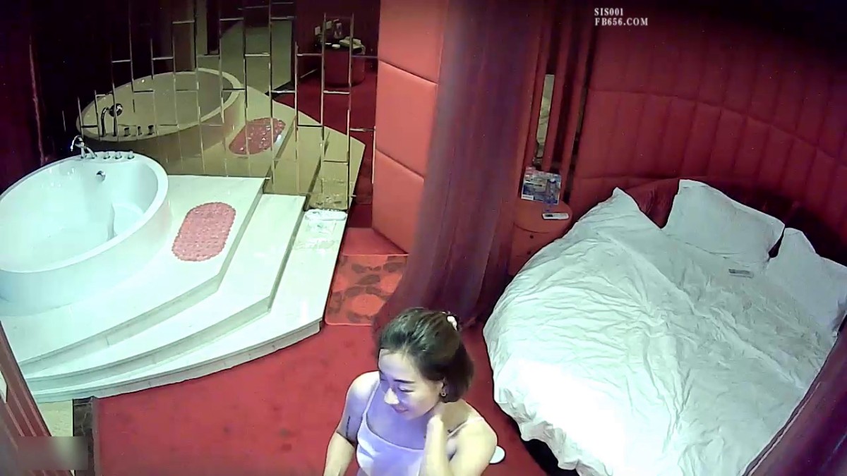 粉色睡衣少妇真是撩人 主动到宾馆提前开好房等待，香艳好身材笔直美腿来了男的就要兽性大发扑上去狠操