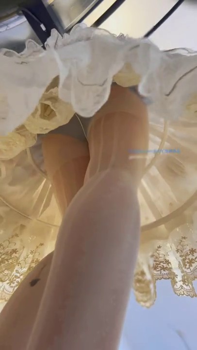 大神尾随偷拍美女裙底风光 极品萝莉塔学妹逛街白色丝袜蕾丝骚内气质身材极品大萝莉优美的身姿穿了肉丝骚内