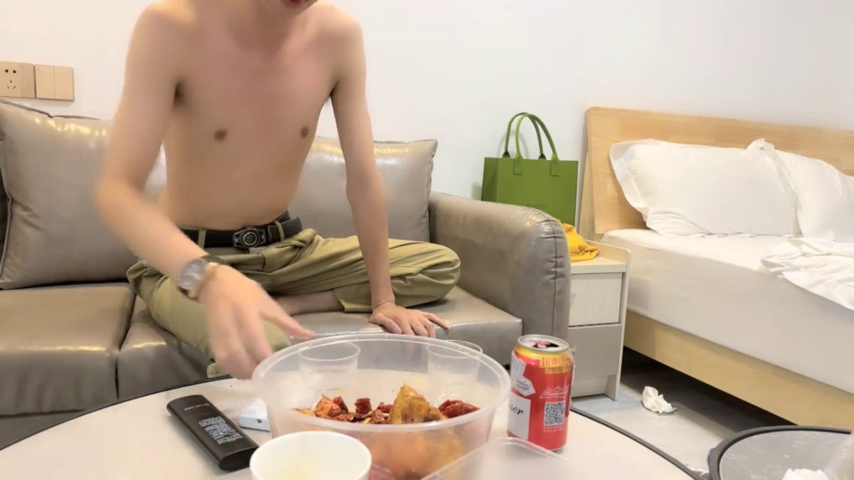 2023-6-11【瘦猴先生探花】专约良家小骚货，吃饱喝足大干，扒掉衣服骑脸吃屌，各种姿势轮番猛怼