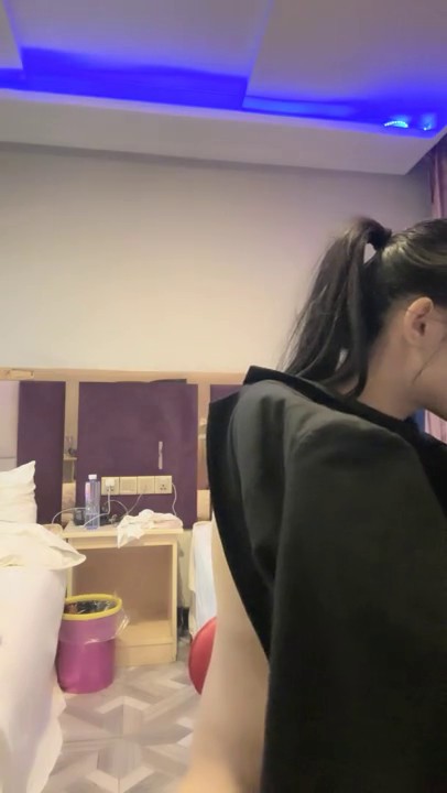 两男一女酒店开房！一个操逼哥们旁边观战！马尾辫小骚货，抓屌吸吮，多毛一线天肥逼，怼入爆操好紧