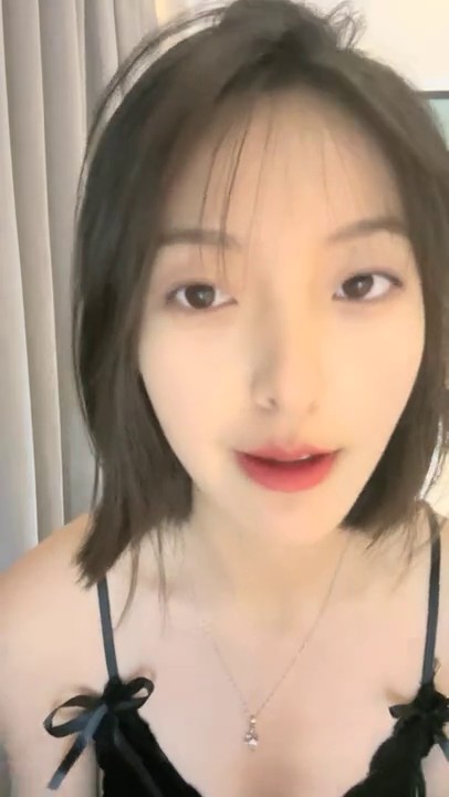 04年艺校妹妹！短发甜美颜值超顶！酒店一个人自慰，性感吊带睡衣，苗条身材贫乳，自摸多毛骚穴