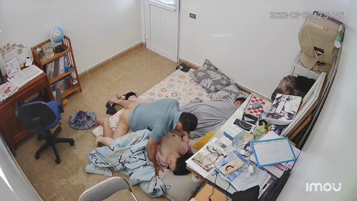 6.3黑客破解家庭摄像头偷拍 午休媳妇上厕所回来被老公拔下裤子干炮儿子在旁边睡得跟死狗似的