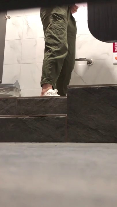 厕拍大神潜入友善大学女厕偷拍 漂亮的学生妹尿尿貌似被发现对着镜头看