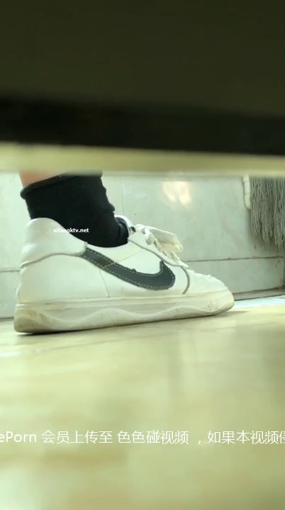 医院女厕偷拍拿着棉签捅屁眼的少