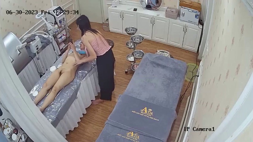 2023-6-30新流出黑客破解美容院监控摄像头偷拍  气质眼镜少妇脱光光做SPA纤体美容