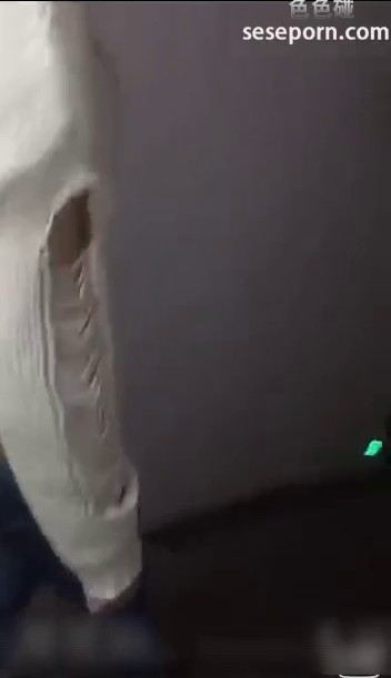 好赌少妇打麻将输钱被雀友以吃宵夜的名义骗到楼梯间打炮哈哈傻货还说喜欢吃海鲜