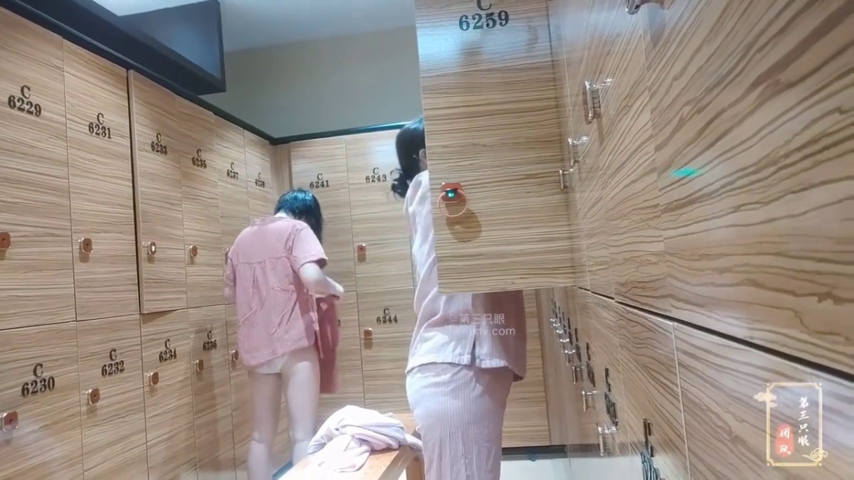 私房偷拍大神第三只眼失联前最后未流出作品系列 潜入日式温泉会所-偷拍带闺女的气质美女姐妹花