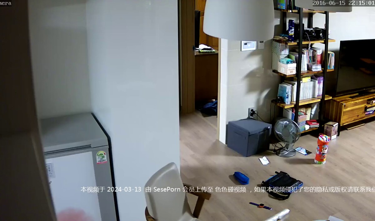 《居家摄像头破解》短发少妇洗完澡光溜溜的到处跑