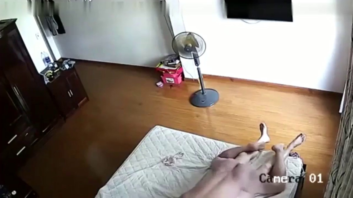 黑客破家庭网络解摄像头监控偷拍 漂亮少妇还在打电话就被老公 摁住一顿操.