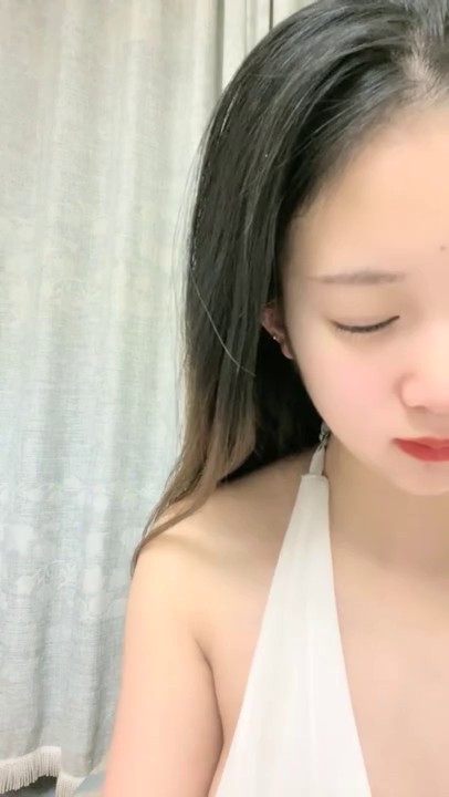 性感尤物！露背裙大奶呼之欲出！卫生间揉奶摸肥穴，玻璃棒自慰，水声哗哗淫水四溅