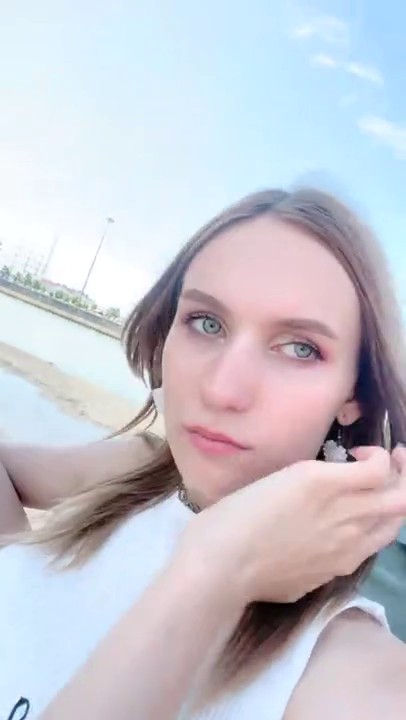 户外挑战大神在俄罗斯吃的真香，一排顶级漂亮毛妹都年轻漂亮