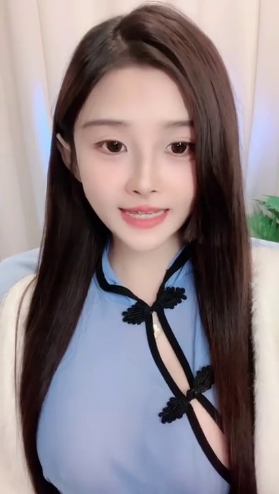 明星颜值甜蜜女神！绿播下海小尺度！撩起情趣装，一对豪乳又大又白，白丝袜美腿性感，脱下裤子大白屁股拍打