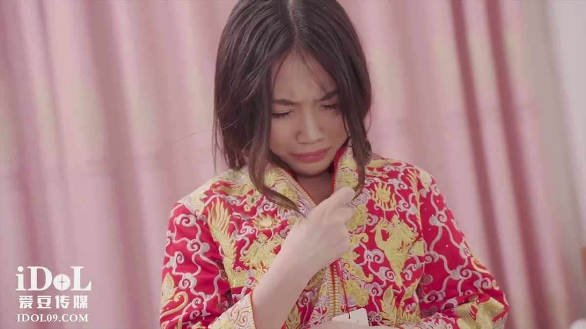 父亲垂涎村长家有三间大瓦房把女儿嫁给 村长的傻大儿入洞房还需岳父来帮忙