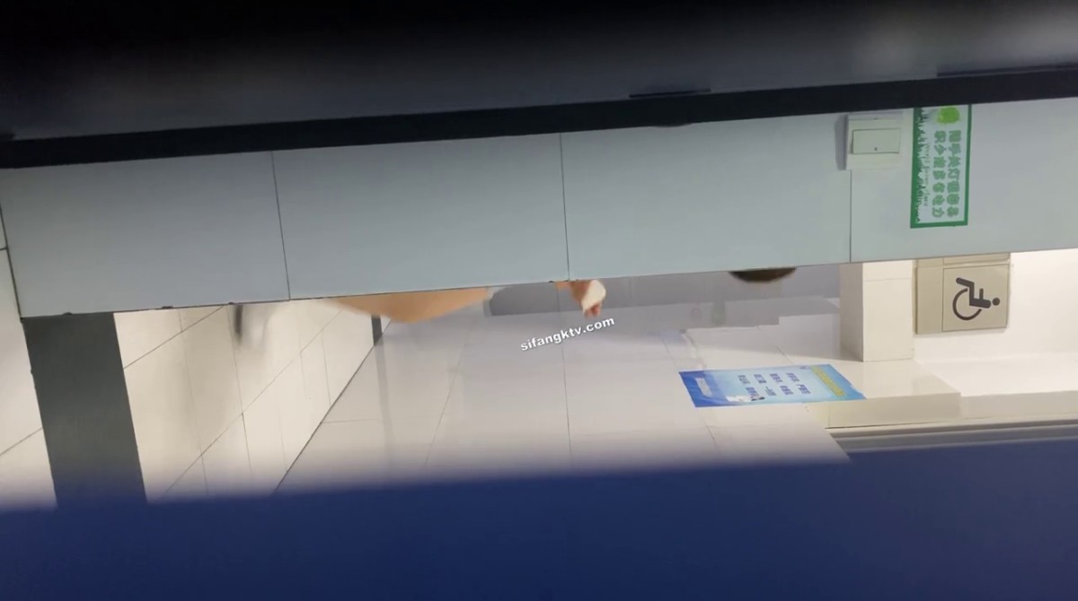 商场女厕全景偷拍两位美女闺蜜的极品小嫩鲍