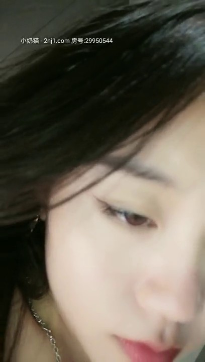 大一学生  高颜值纯情小骚货，芊芊玉手洗鸡巴，又用小骚嘴清理一遍，被拽到床上各种姿势狠狠抽插