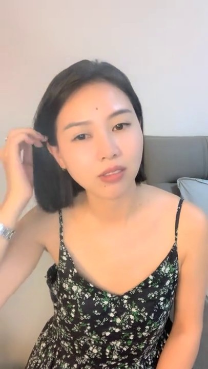 2023.8.20，单亲妈妈，第一次做黄播，【游客696593】，短发气质美女，脱下连衣裙三点全露