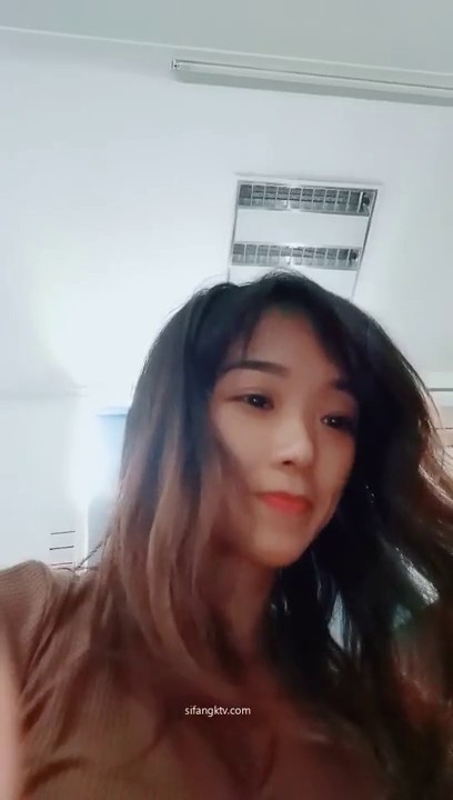 在公司上班间隙，偷偷跑到卫生间脱衣服，换卫生巾，奶子真不错清纯小野喵