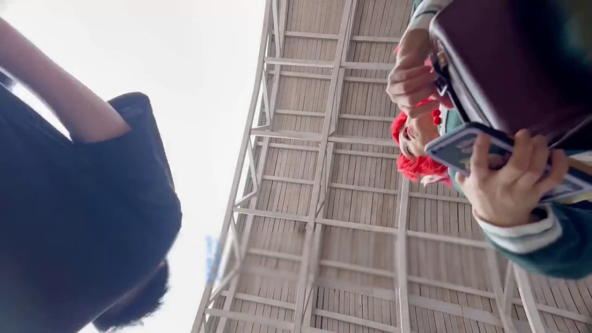 大神动漫展偷拍两个萝莉美女裙底风光 制服JK学妹