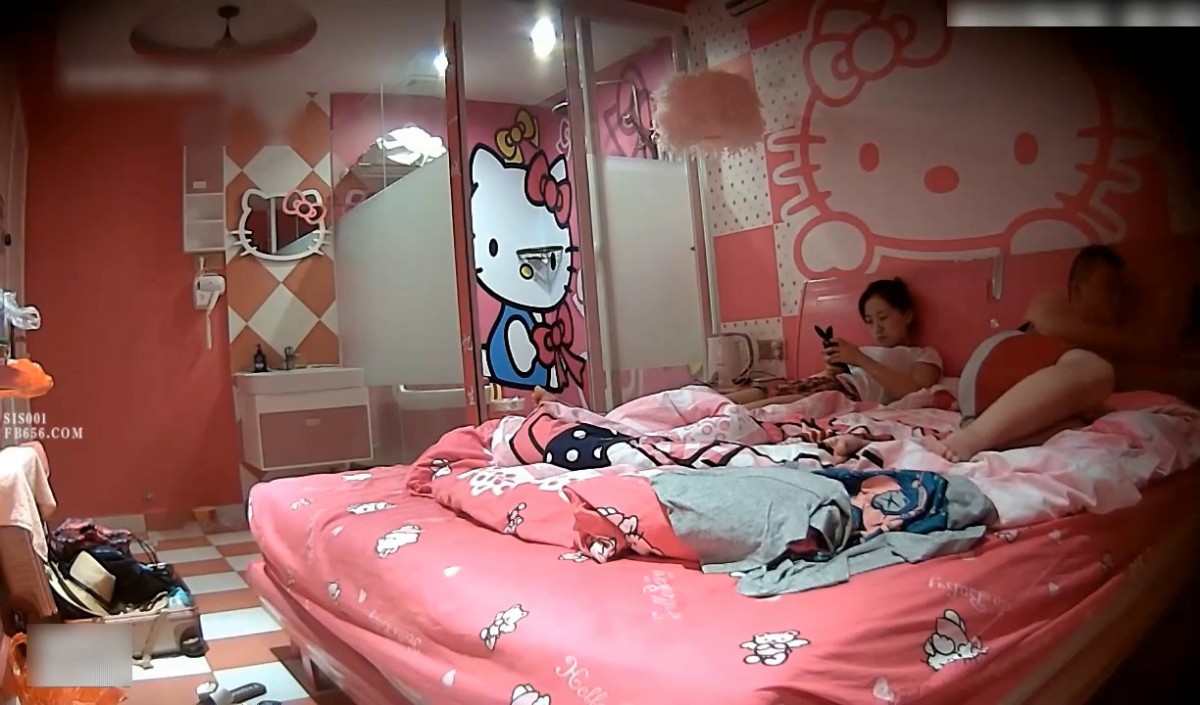 好兄弟感情真好一起逛商场累了到情趣酒店休息情欲沸腾啪啪猛力操女友还让兄弟也上手啪啪爽一炮【水印】