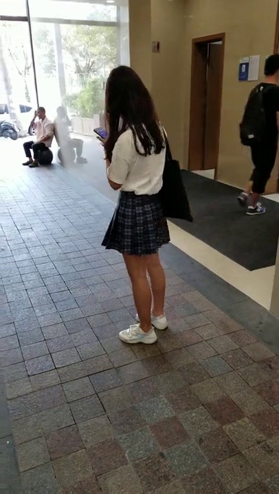 JK短裙眼镜小姐姐