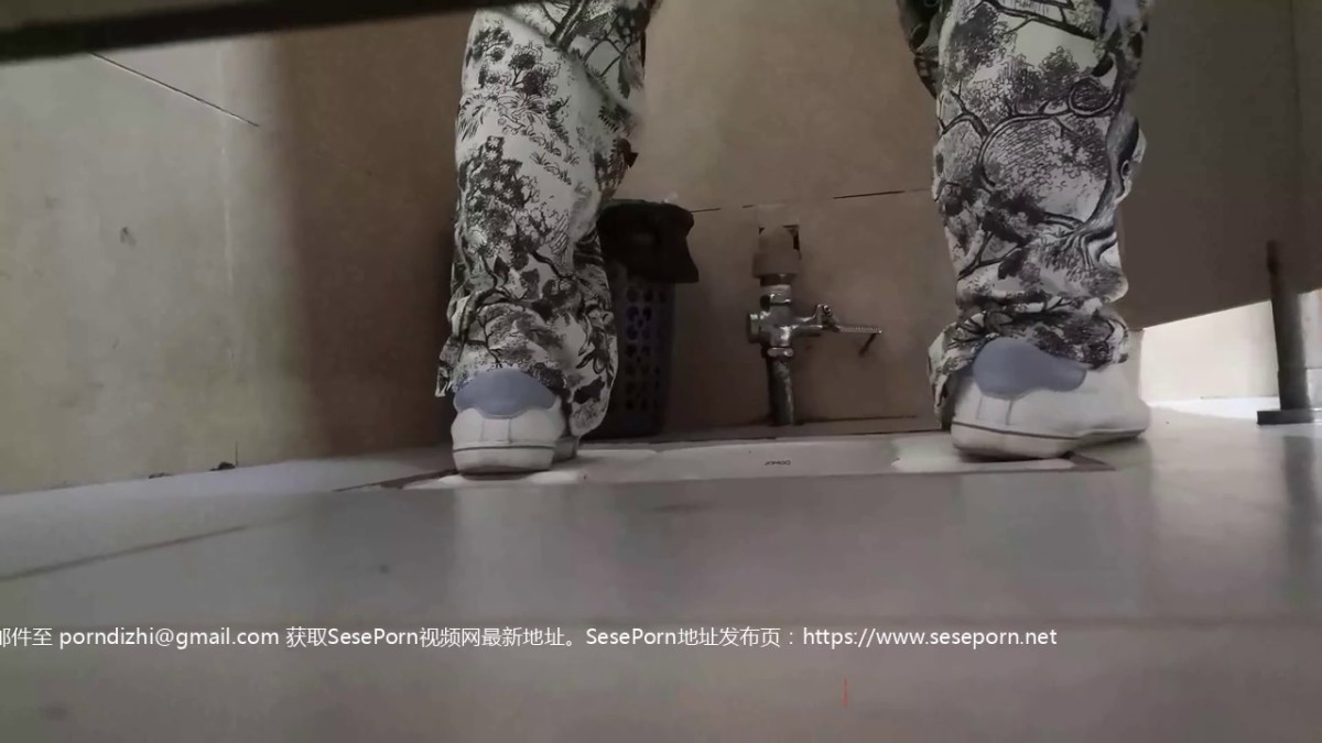 女厕偷拍美少妇 肥美鲍鱼小小的逼洞