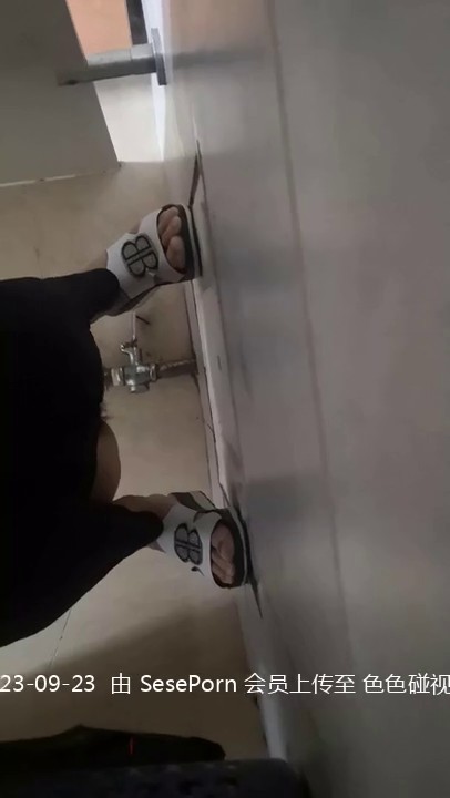 女厕偷拍 美鲍鱼小小的逼洞