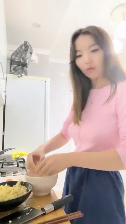 这一周新出来的御姐，疯狂被干，【你今天吃了吗778】，人美又会撩，家中跟几个男人来回的干，白虎粉穴今天吃了吗