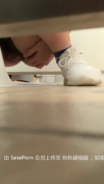 厕所偷拍 颜值还可以的少妇小姐姐蹲下撒尿