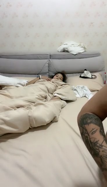 小绵羊入狼群，风骚学生妹让几个大哥在床上扒光揉奶玩逼，道具抽插淫声荡语互动狼友撩骚，后入爆草射了还草