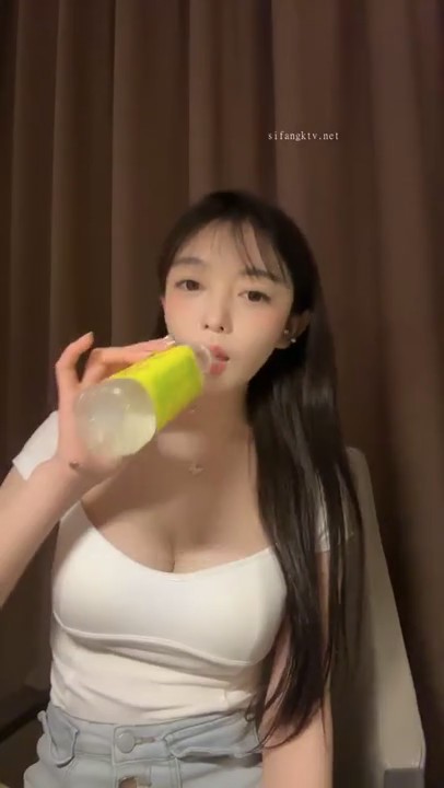 看了就想舔，极品一线天美鲍，【傲慢】，百分百网红级别，奶子又大又挺，那吱吱吱的淫水声配上嗲嗲的叫床