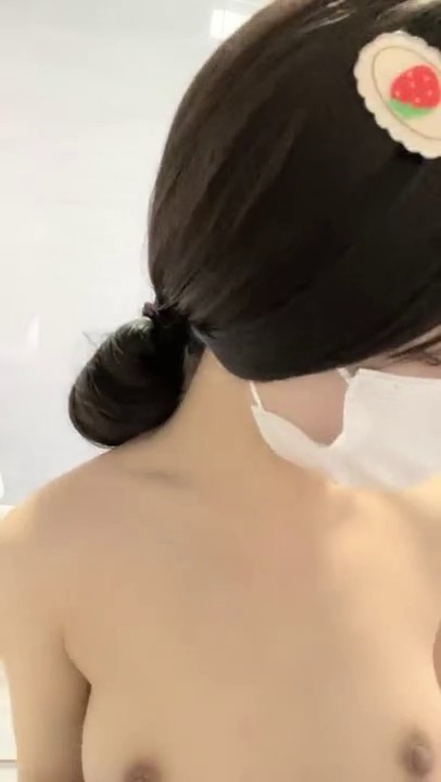 真可爱的学生妹户外跳蛋，爽到喷水，小妹妹别看年龄不大，也是个老司机，玩得花着呢