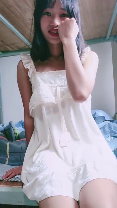 女生宿-女生宿舍淫乱，【女生宿舍】，十几个女孩子随便操，指哪操哪，这是捅了女人窝了舍