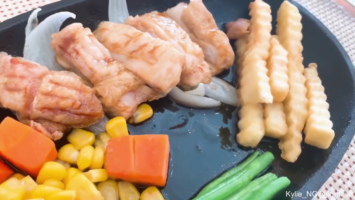 甜妹日料店露出，吮吸肛塞后，偷偷脱下蕾丝丁字裤带上自慰，潮喷带着尿液全部留在店内的杯子里面，服务员今天的小费奖励有些特殊